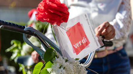 Mit Blumenschmuck auf zur Fahrraddemo der Gewerkschaft in Cottbus. 
