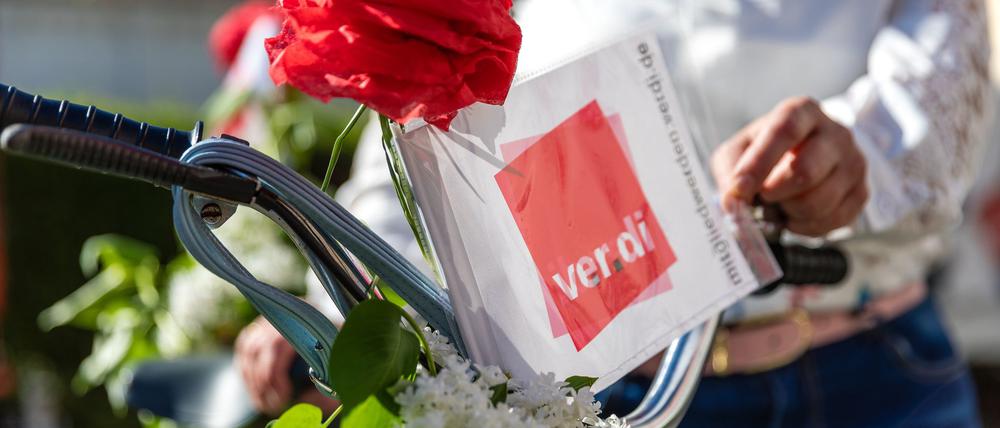 Mit Blumenschmuck auf zur Fahrraddemo der Gewerkschaft in Cottbus. 