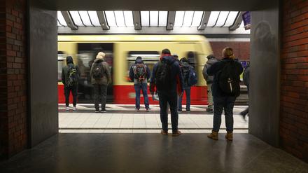In ganz Deutschland für 58 Euro pro Monat unterwegs: Das Deutschlandticket hat die ÖPNV-Nutzung einfach und günstig gemacht.