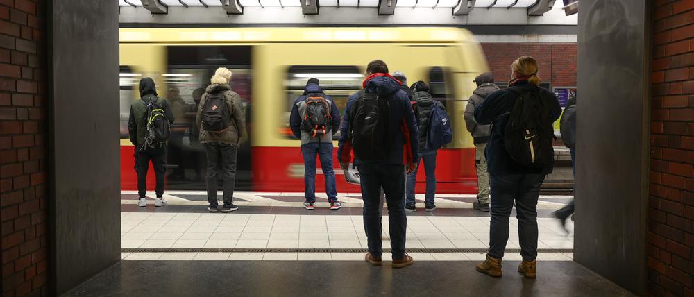 In ganz Deutschland für 58 Euro pro Monat unterwegs: Das Deutschlandticket hat die ÖPNV-Nutzung einfach und günstig gemacht.