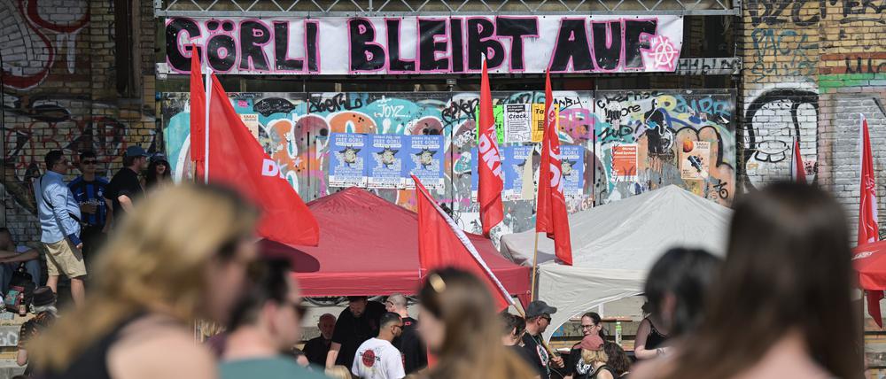 Unter dem Motto «Mehr Secret Acts! Mehr Protest! Mehr Widerstand! - Gegen Zäune und Kriege!» hat das Bündnis «Free Görli - Rave Against the Zaun» zu einem Protest-Festival im Görlitzer Park aufgerufen.