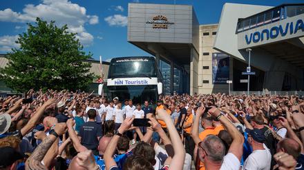 Bochums Spieler stehen vor dem Auswärtsspiel in Heidenheim vor dem Teambus, nachdem sie durch ein Spalier von Fans gefahren waren.