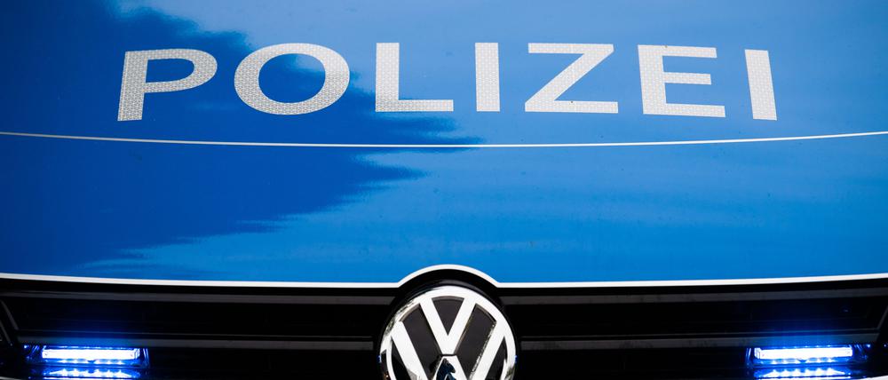 in Blaulicht leuchtet an einer Polizeistreife. Symbolbild.