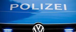 in Blaulicht leuchtet an einer Polizeistreife. Symbolbild.