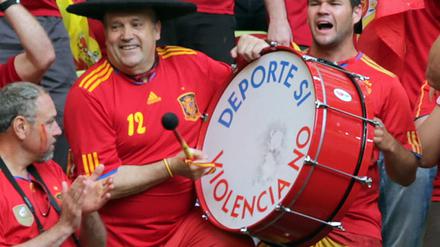 Manolo el del Bombo ist nach schwerer Krankheit im Alter von 76 Jahren gestorben. Er war der wohl berühmteste Fußballfan der Welt. 