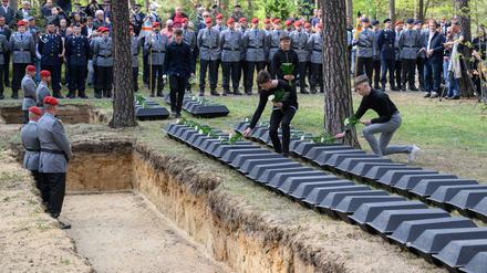 Kleine Särge mit den Überresten deutscher Kriegssoldaten wurden auf dem Waldfriedhof in Halbe eingebettet.  
