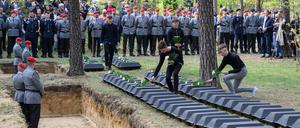 Kleine Särge mit den Überresten deutscher Kriegssoldaten wurden auf dem Waldfriedhof in Halbe eingebettet.  