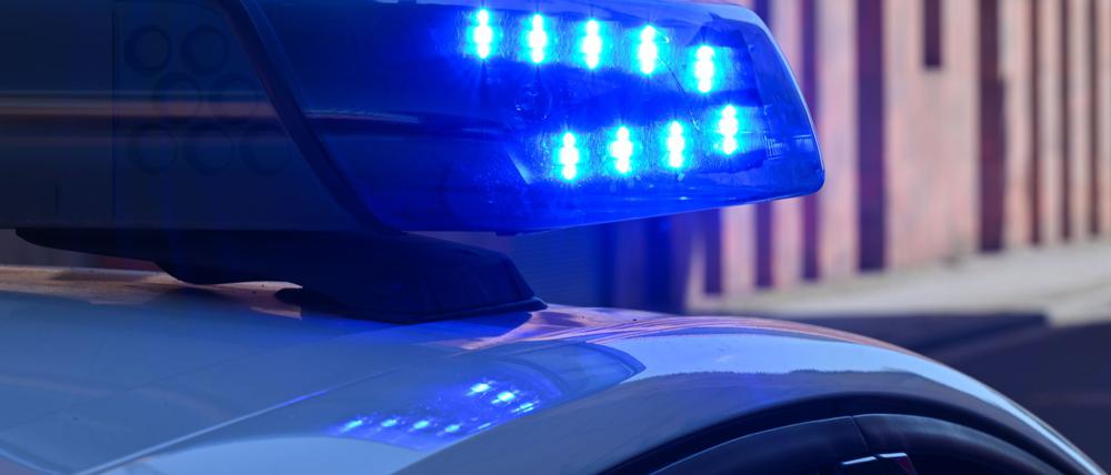 Eine Polizeibeamtin wird bei einem Verkehrsunfall schwer verletzt.