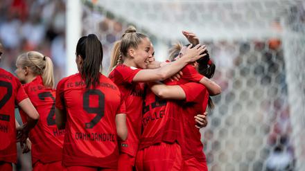 Bayern Münchens Spierlerinnen jubeln nach dem 3:1. 