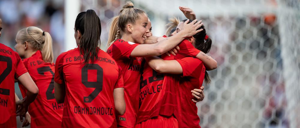 Bayern Münchens Spierlerinnen jubeln nach dem 3:1. 