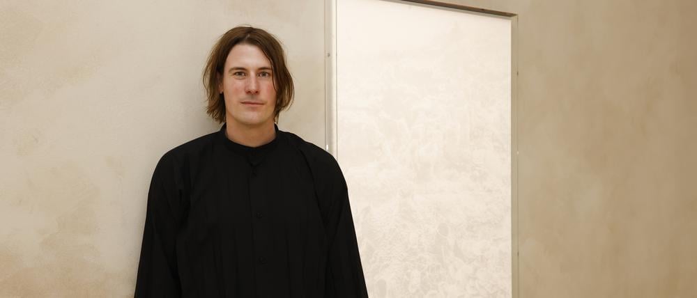 Der aus der Schweiz stammende Künstler Julian Charrière in seiner Ausstellung im „Palais Populaire“ in Berlin.