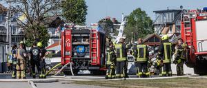 Einsatzkräfte der Feuerwehr stehen im Hafen von Niendorf, wo am Nachmittag einen Gasflasche explodiert sein soll. 