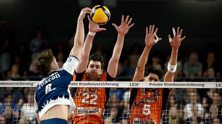 Lüneburgs Theo Mohwinkel gegen den Berliner Block mit Jake Hanes und Nehemiah Mote (r)
