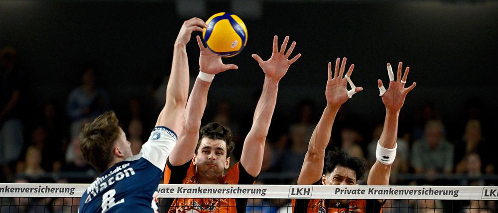 Lüneburgs Theo Mohwinkel gegen den Berliner Block mit Jake Hanes und Nehemiah Mote (r)
