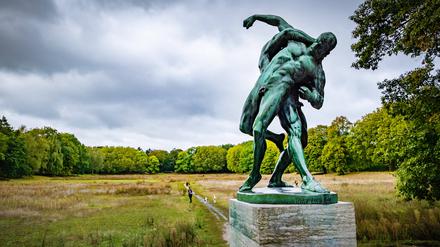 Die Ringerstatue im Volkspark Rehberge.