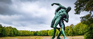 Die Ringerstatue im Volkspark Rehberge.
