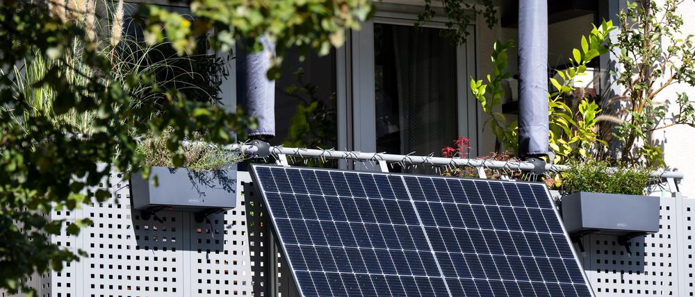 Der Sonnenstromverband BSW Solar erwartet in diesem Jahr weiteres rasantes Wachstum bei kleinen Balkonsolaranlagen. (Foto: Illustration)