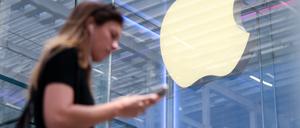 Kundin vor einem Apple Store. 
