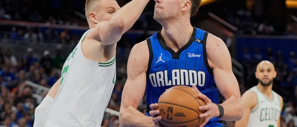 Franz Wagner (r.) war mit Orlando in den Playoffs an Titelverteidiger Boston gescheitert.