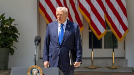 US-Präsident Donald Trump tritt am Weißen Haus auf.