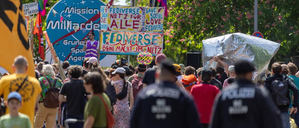 Satirischer Protest: Myass-Demo im Grunewald.