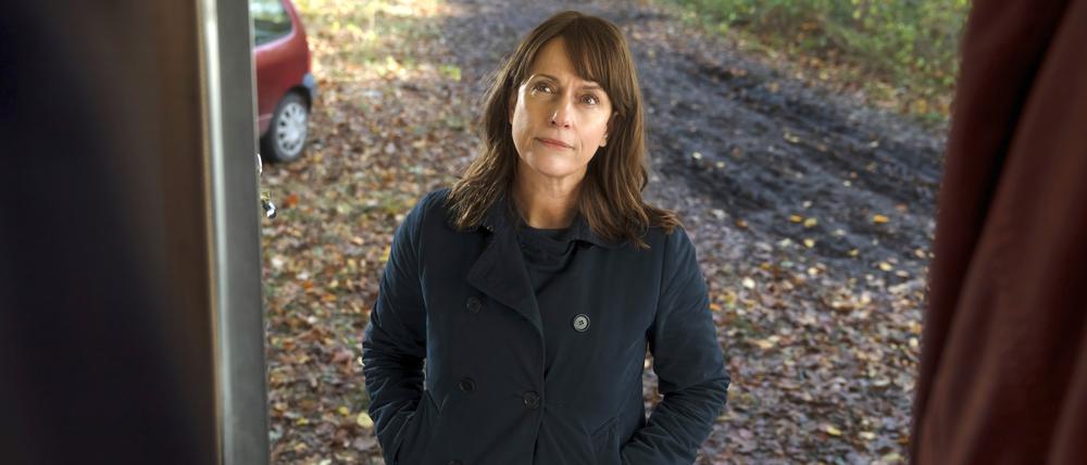 ARD/MDR POLIZEIRUF 110: WIDERFAHRNIS, am Sonntag (04.05.25) um 20:15 Uhr im ERSTEN. Brasch (Claudia Michelsen) vor dem Lovemobil. © MDR/filmpool fiction/Stefan Erhard, honorarfrei - Verwendung gemäß der AGB im engen inhaltlichen, redaktionellen Zusammenhang mit genannter MDR-Sendung bei Nennung "Bild: MDR/filmpool fiction/Stefan Erhard" (S2+). MDR/HA Kommunikation, 04360 Leipzig, Tel: (0341) 300 6477 oder - 6463
