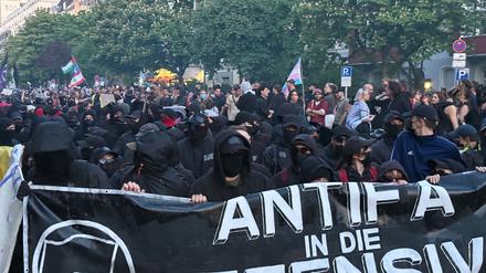 Bei der abendlichen Demonstration zum 1. Mai in Berlin waren auch schwarz gekleidete Linksautonome dabei. 