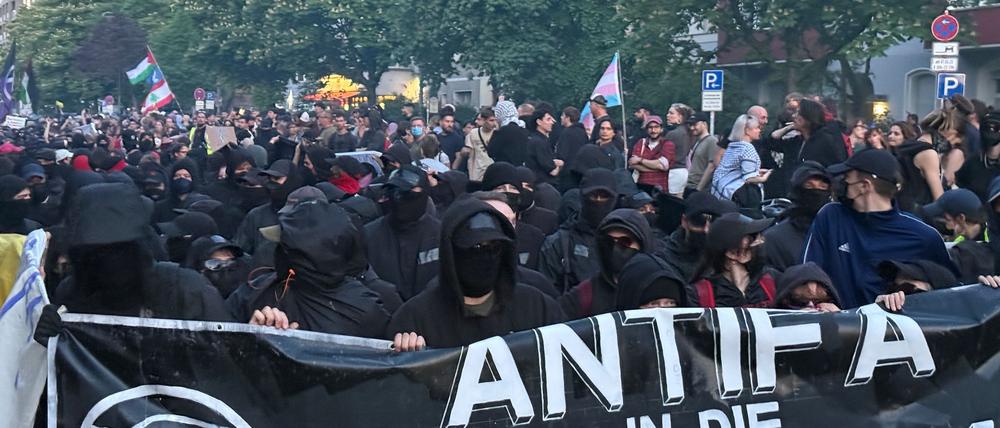 Bei der abendlichen Demonstration zum 1. Mai in Berlin waren auch schwarz gekleidete Linksautonome dabei. 