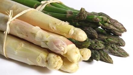 Spargel enthält Asparagusinsäure, dessen Abbauprodukte zu müffelndem Urin führen.
