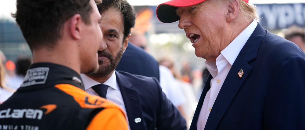 Donald Trump (r) inszenierte sich als Lando Norris' (l) Glücksbringer.
