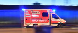 Ein Rettungswagen ist mit Blaulicht im Einsatz.