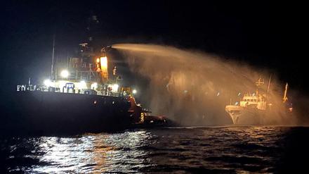 Ein Boot der „Gaza Freedom Flotilla“ steht in Flammen. 