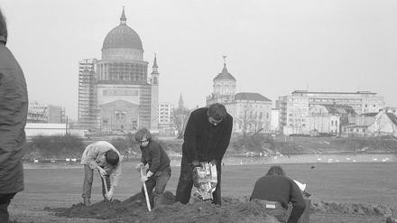 Arbeiten zur Neugestaltung der Freundschaftsinsel für die X. Weltfestspiele der Jugend, fotografiert von Werner Taag.