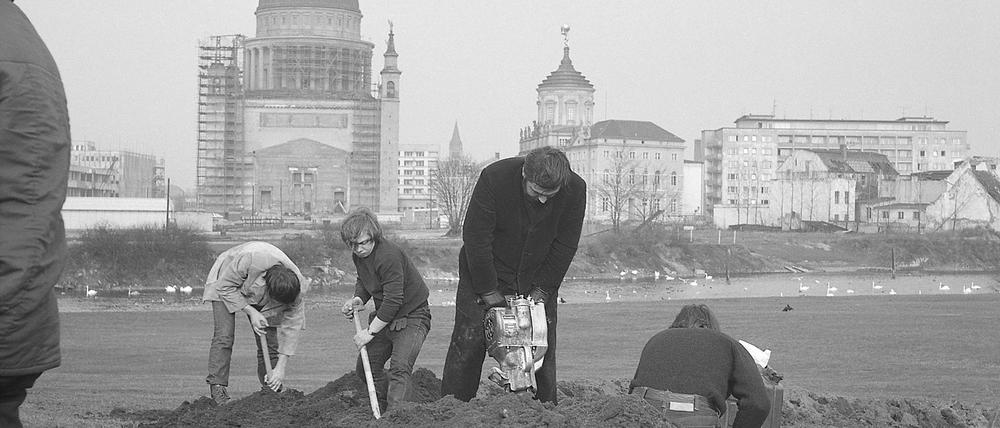 Arbeiten zur Neugestaltung der Freundschaftsinsel für die X. Weltfestspiele der Jugend, fotografiert von Werner Taag.