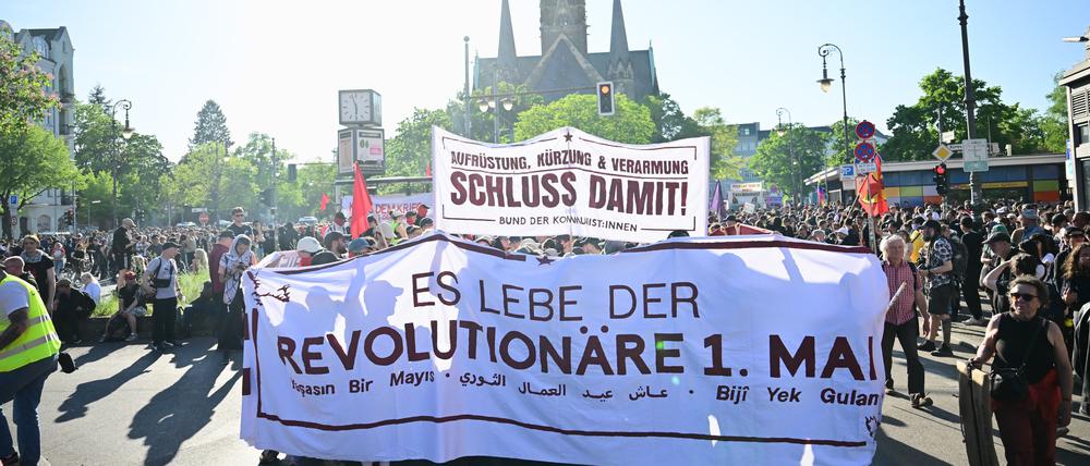 Teilnehmer stehen während der Revolutionären 1. Mai-Demo 2025 am Südstern. 