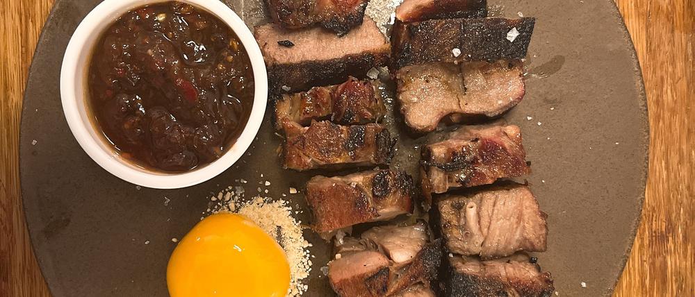 Geschmorte und gegrillte Rinderzunge im Boii Boii in Kreuzberg.