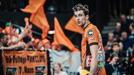Jake Hanes trägt anlässlich der Finalserie fünf Zöpfe auf dem Kopf.