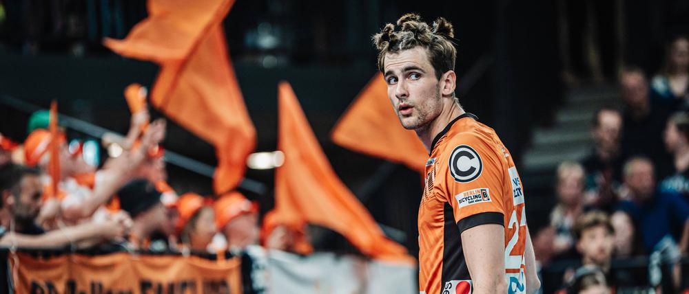 Jake Hanes trägt anlässlich der Finalserie fünf Zöpfe auf dem Kopf.