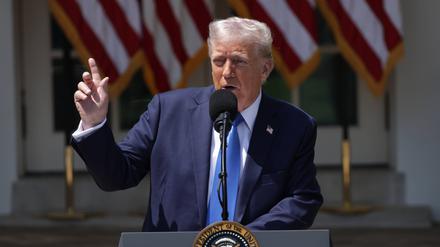 US-Präsident Donald Trump spricht vor dem Weißen Haus in Washington.