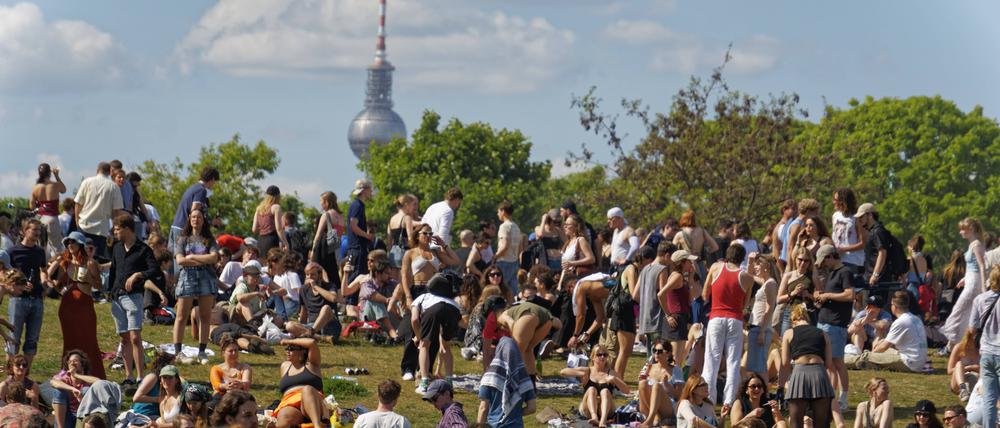 1. Mai, Tag der Arbeit, Menschenmenge im Görlitzer Park, Party, Feiern, Treffpunkt, Berlin-Kreuzberg 1. Mai, Tag der Arbeit, Demo Free Görli, gegen Umzäunung des Görlitzer Parks, Menschenmenge im Görlitzer Park, Party, Feiern, Treffpunkt, Berlin-Kreuzberg *** 1 May, Labor Day, crowd in Görlitzer Park, party, celebration, meeting point, Berlin Kreuzberg 1 May, Labor Day, Demo Free Görli, against fencing of Görlitzer Park, crowd in Görlitzer Park, party, celebration, meeting point, Berlin Kreuzberg