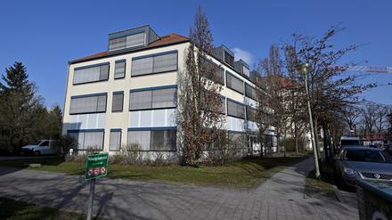 In dem dreistöckigen Gebäude in der Eleonore-Prochaska-Straße sollen Geflüchtete untergebracht werden.