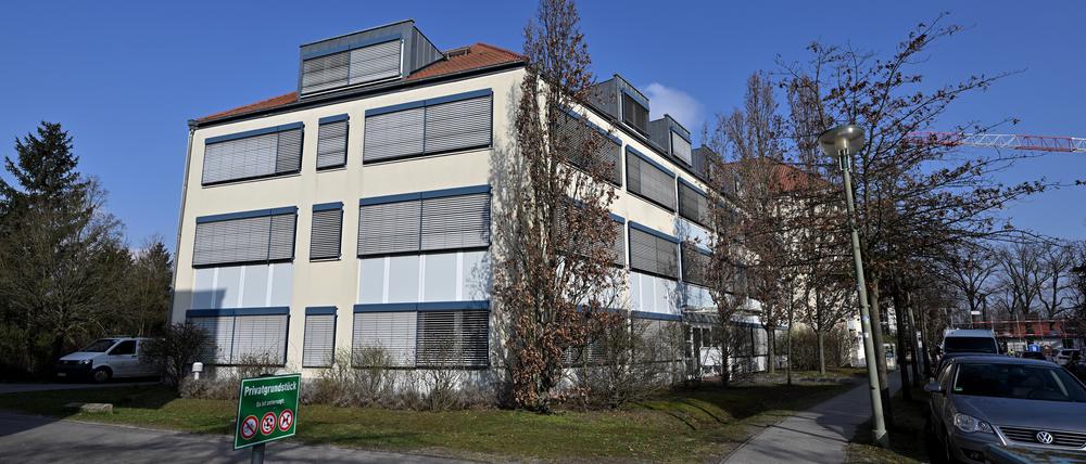 In dem dreistöckigen Gebäude in der Eleonore-Prochaska-Straße sollen Geflüchtete untergebracht werden.