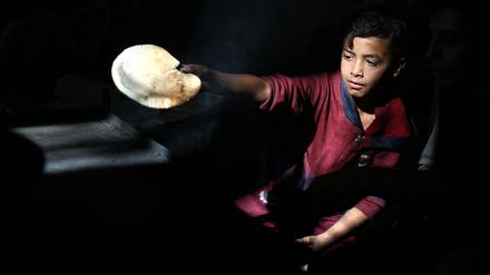 Eine Seltenheit: Mehl und Brot gibt es im abgeriegelten Gazastreifen kaum noch, Ende vergangener Woche wurden die letzten UN-Lebensmittel verteilt.