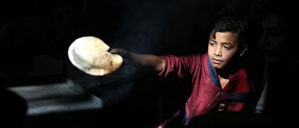 Eine Seltenheit: Mehl und Brot gibt es im abgeriegelten Gazastreifen kaum noch, Ende vergangener Woche wurden die letzten UN-Lebensmittel verteilt.