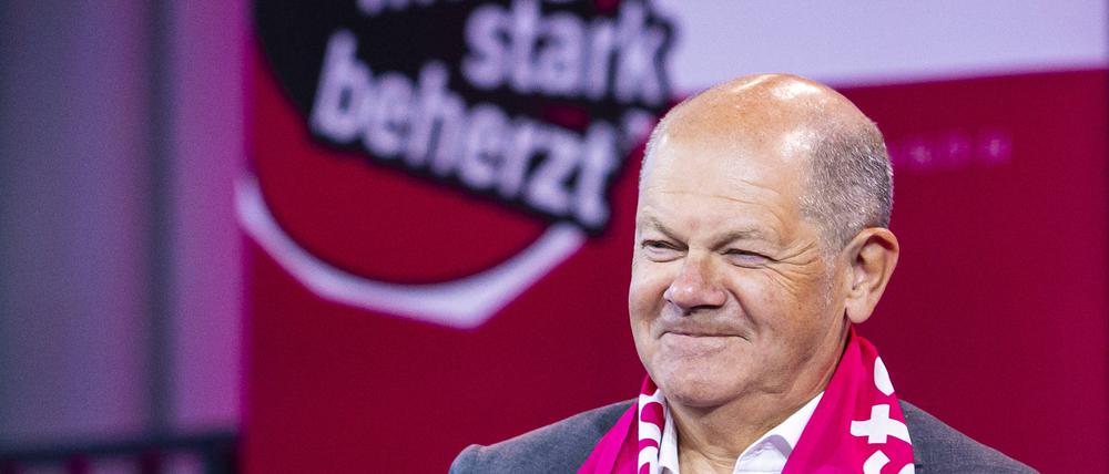 Bundeskanzler Olaf Scholz in Halle 4 auf dem Messegelände in Hannover.