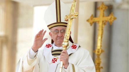 Papst Franziskus mit Mitra und Casula bei seiner Antrittsmesse. 