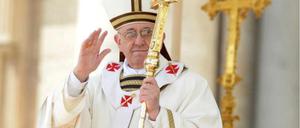 Papst Franziskus mit Mitra und Casula bei seiner Antrittsmesse. 