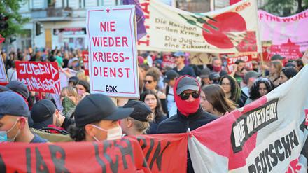 Bei der abendlichen Demonstration am 1. Mai in Berlin-Kreuzberg und Neukölln nahm die Polizei Dutzende Menschen wegen Störungen fest.