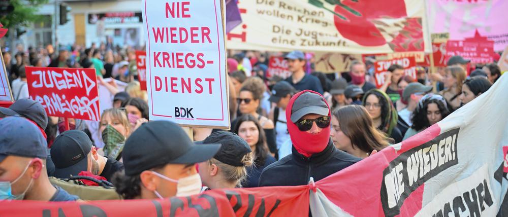 Bei der abendlichen Demonstration am 1. Mai in Berlin-Kreuzberg und Neukölln nahm die Polizei Dutzende Menschen wegen Störungen fest.