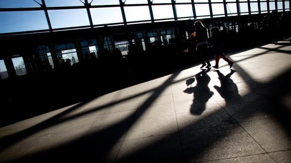 Passanten werfen auf dem Weg zur S-Bahn im Bahnhof Südkreuz in Berlin im Sonnenschein Schatten auf den Boden. (Symbolbild)